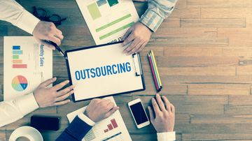 Perbedaan Outsourcing dan Kontrak yang Harus Anda Ketahui